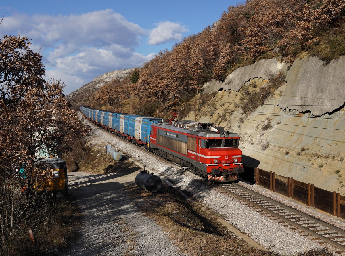 Die 363 027 mit einem leeren Kohlezug am 02.01.2019 unterwegs bei Hrastovlje.