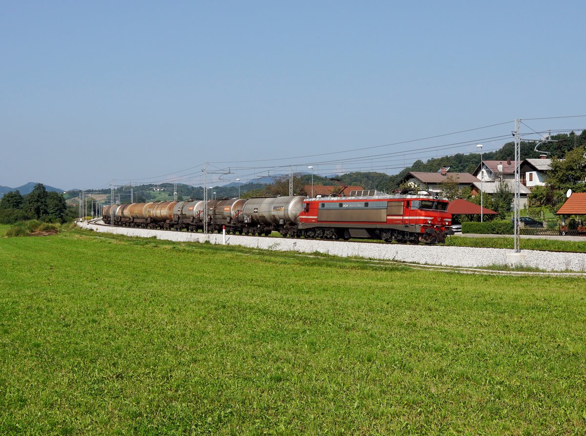 Die 363 028 mit einem Kesselzug am 18.08.2018 unterwegs bei Čadramska Vas.