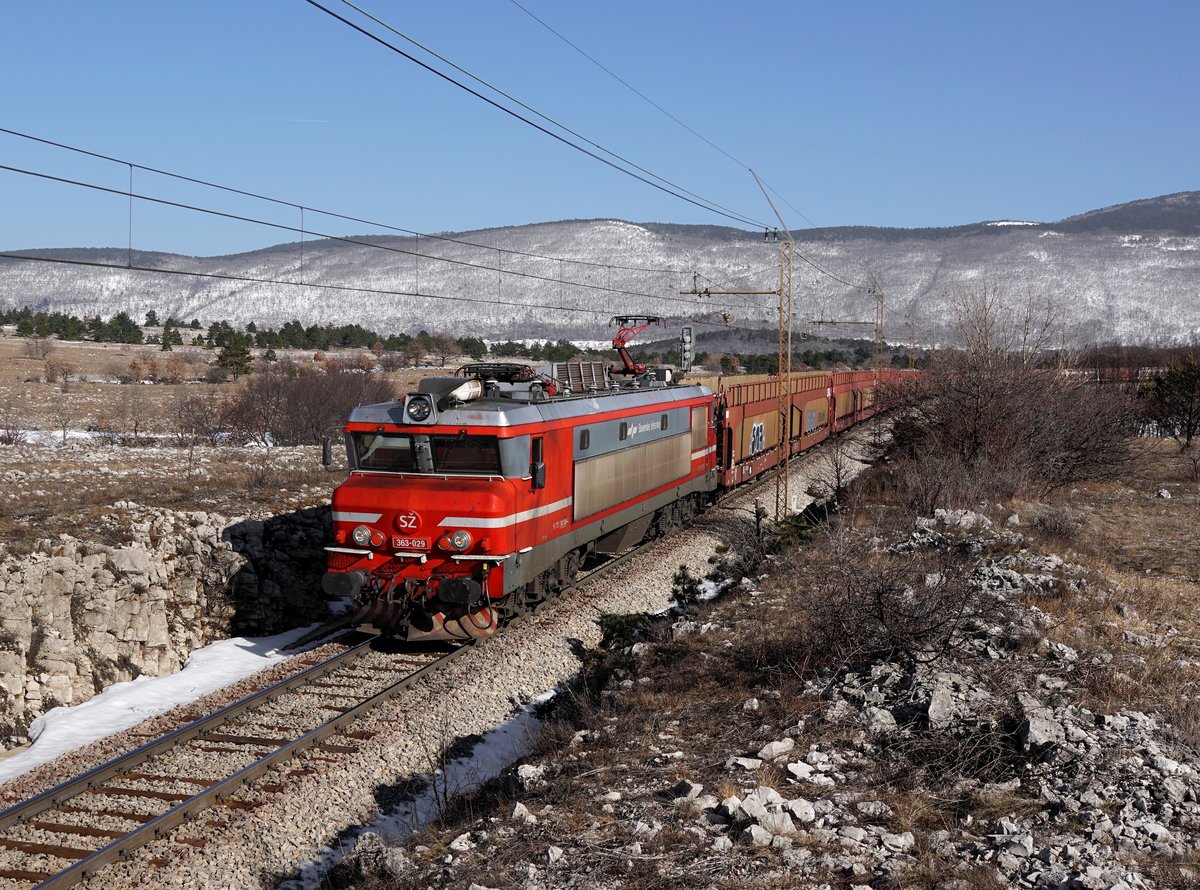 Die 363 029 mit einem leeren Autozug am 11.02.2018 unterwegs bei Črnotiče.