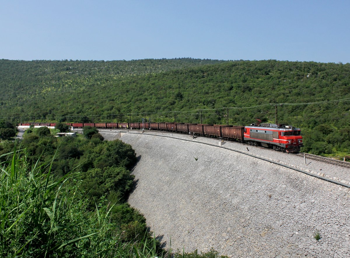 Die 363 029 mit einem leeren Kohlezug am 25.06.2016 unterwegs bei Hrastovlje.