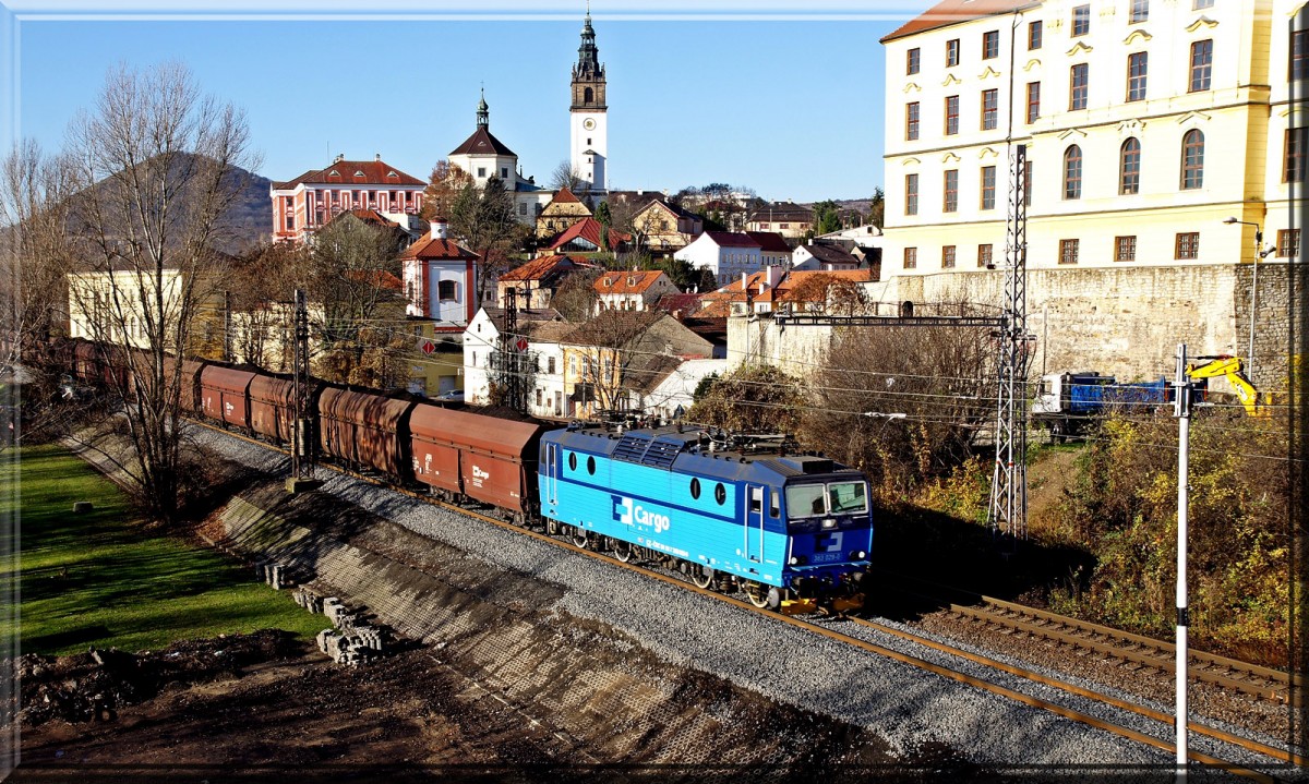 Die 363 029 rollt mit abgesenkten Stromabnehmern in Richtung Bahnhof Litoměřice. Aufgenommen am 17.11.2015.