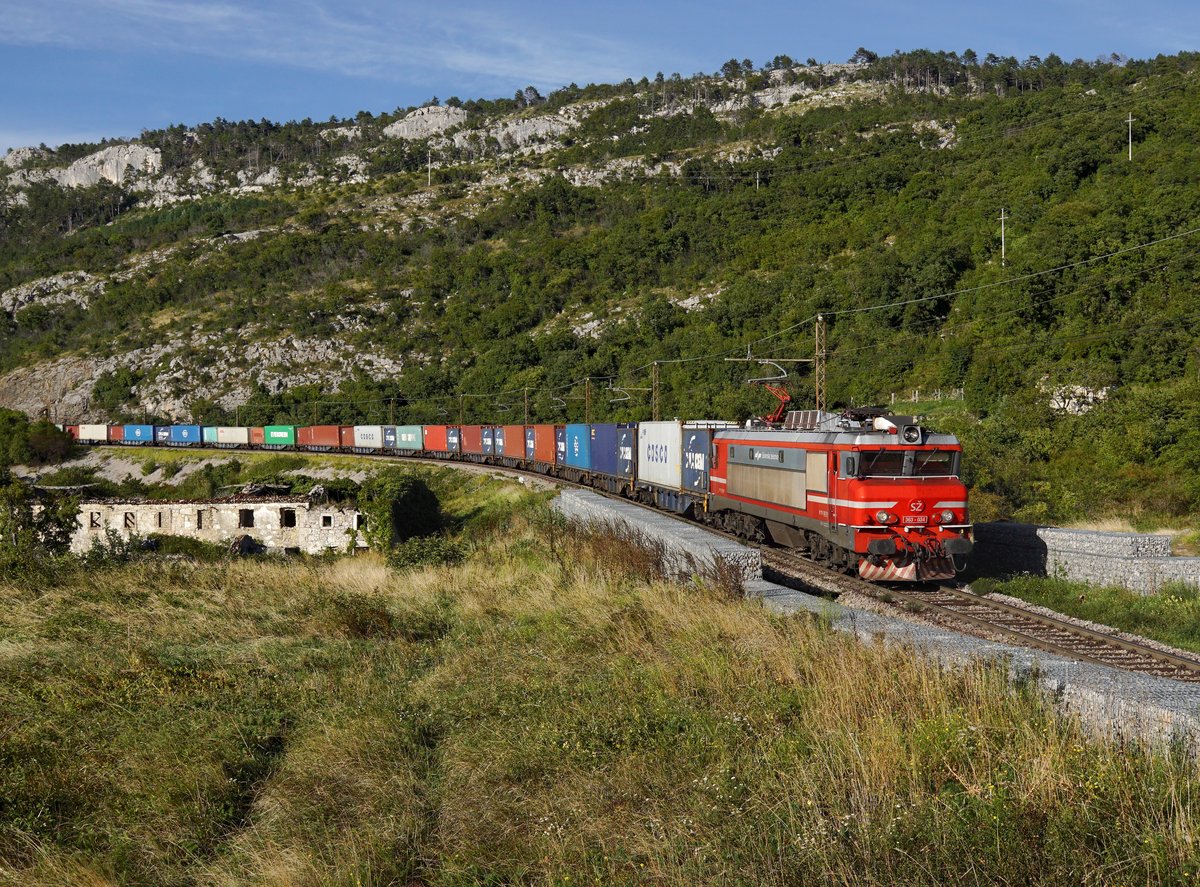 Die 363 034 mit einem Containerzug am 19.09.2019 unterwegs bei Zanigrad.