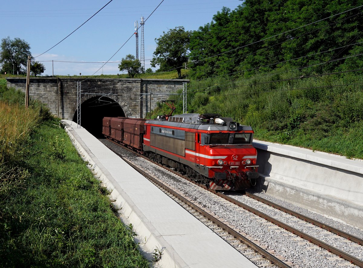 Die 363 035 mit einem Erzzug am 08.07.2017 unterwegs bei Črešnjevec.