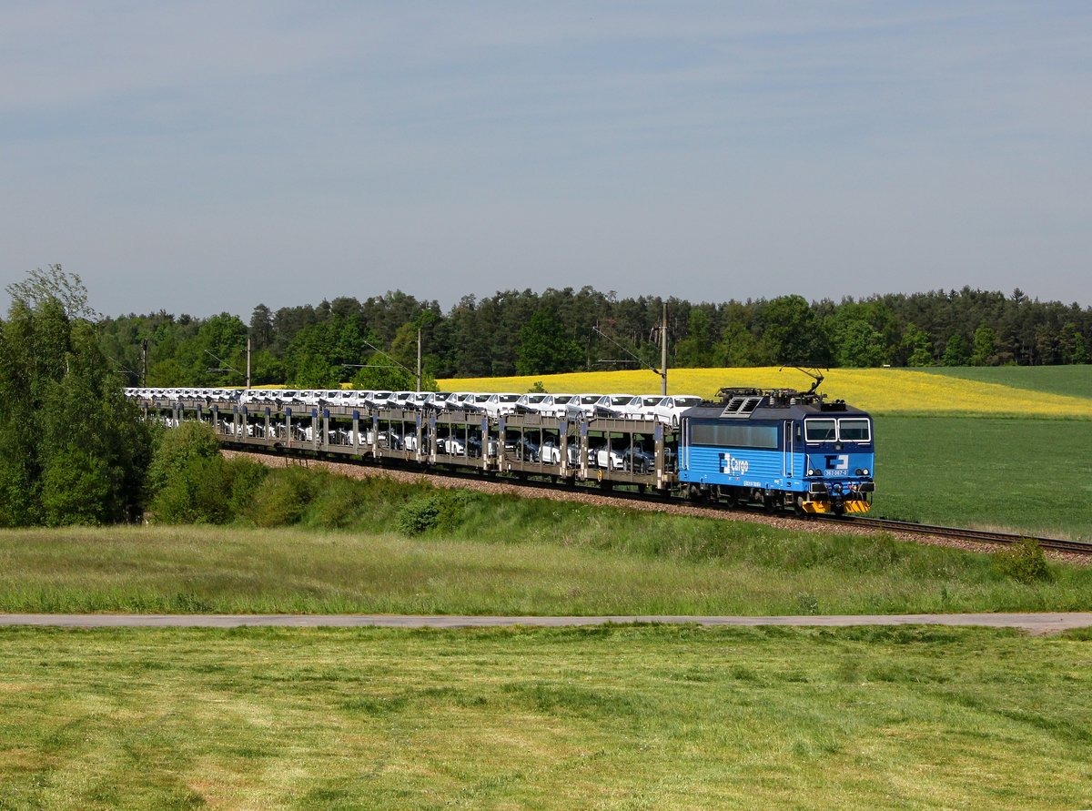 Die 363 067 mit einem Autozug am 22.05.2016 unterwegs bei Klenovice.