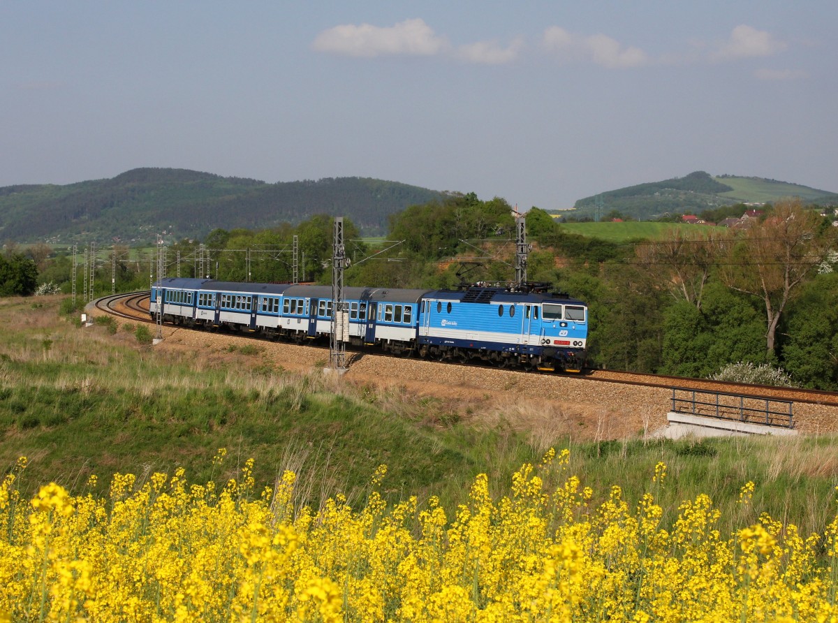 Die 363 069 mit einem Os nach Pilsen am 14.05.2015 unterwegs bei Stašov.