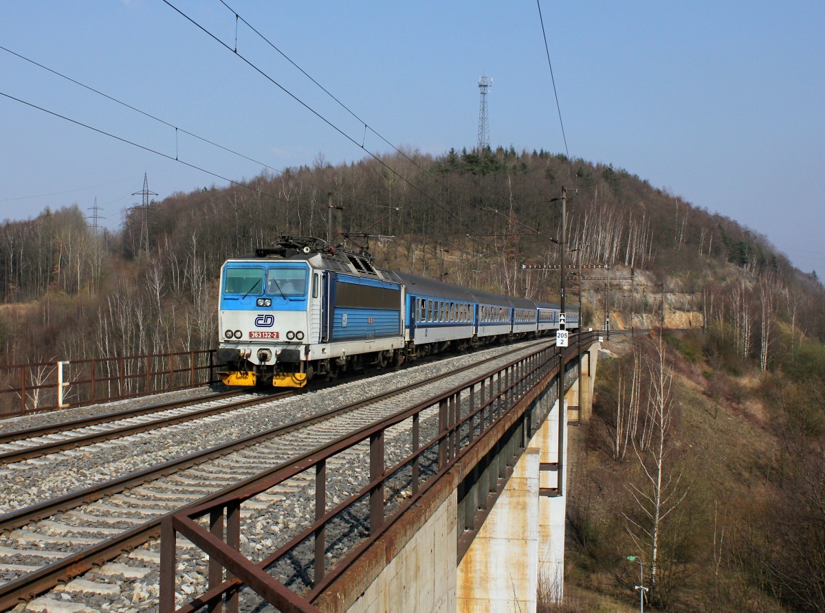 Die 363 132 mit einem R nach Cheb am 29.03.2014 unterwegs bei Královské Poříčí.
