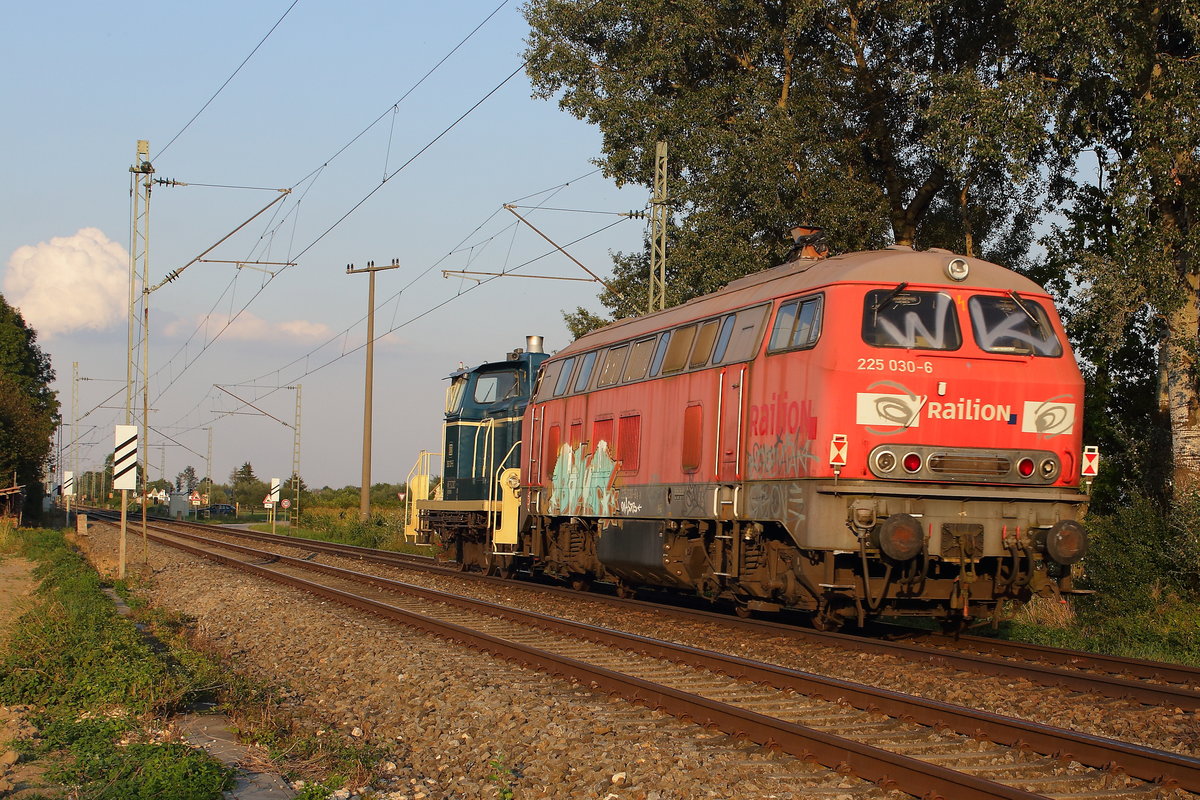 Die 363 135 V 60, Überführt die 225 036 bei Bruckberg in Richtung Landshut am 09.09.2016