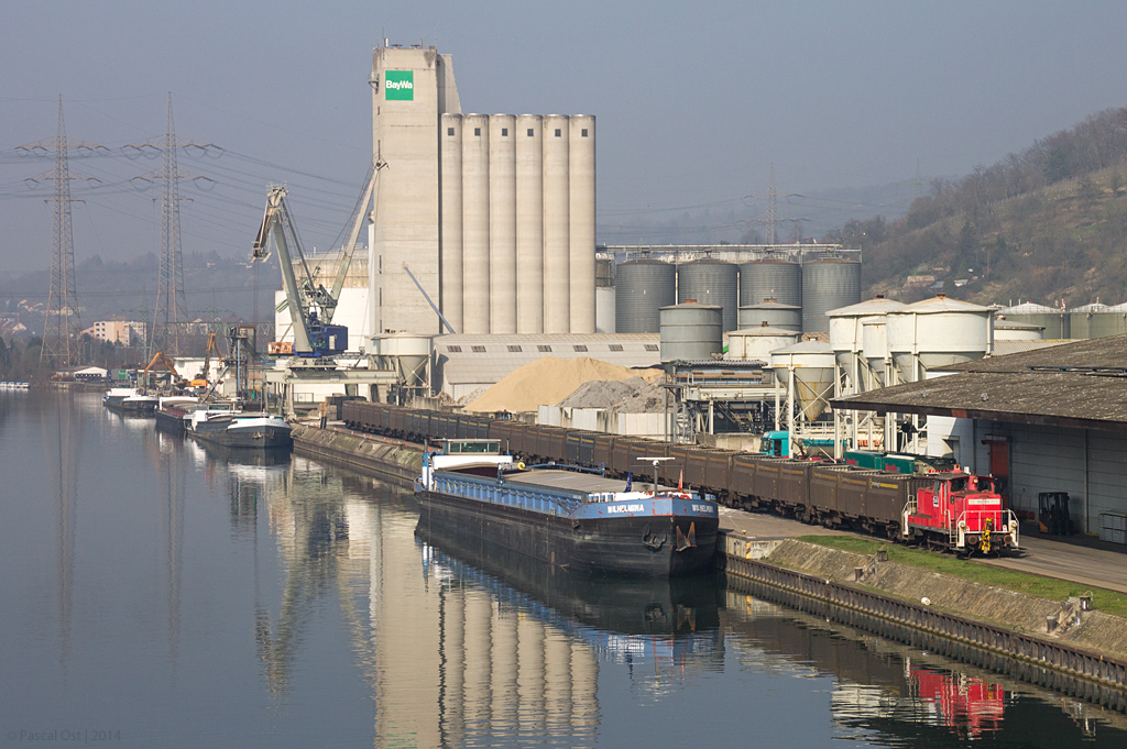 Die 363 196 der Stuttgarter Bahnservice überstellt am 07. März 2014 einen mit Sand beladenen Ganzzug in den Plochinger Neckarhafen. 