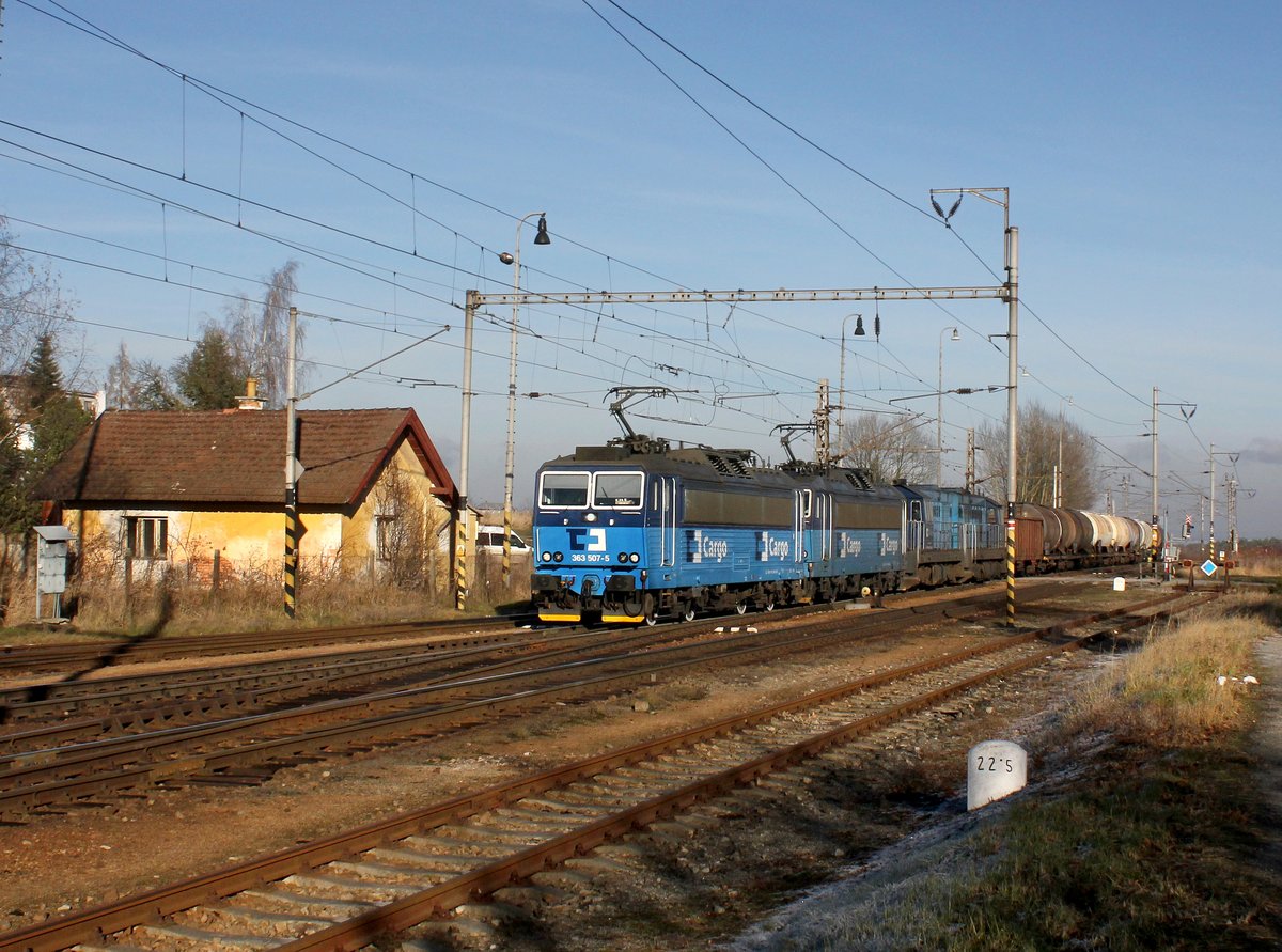 Die 363 507, die 363 502, die 742 243 und die 742 111 mit einem Güterzug am 03.12.2016 bei der Durchfahrt in Ševětín.