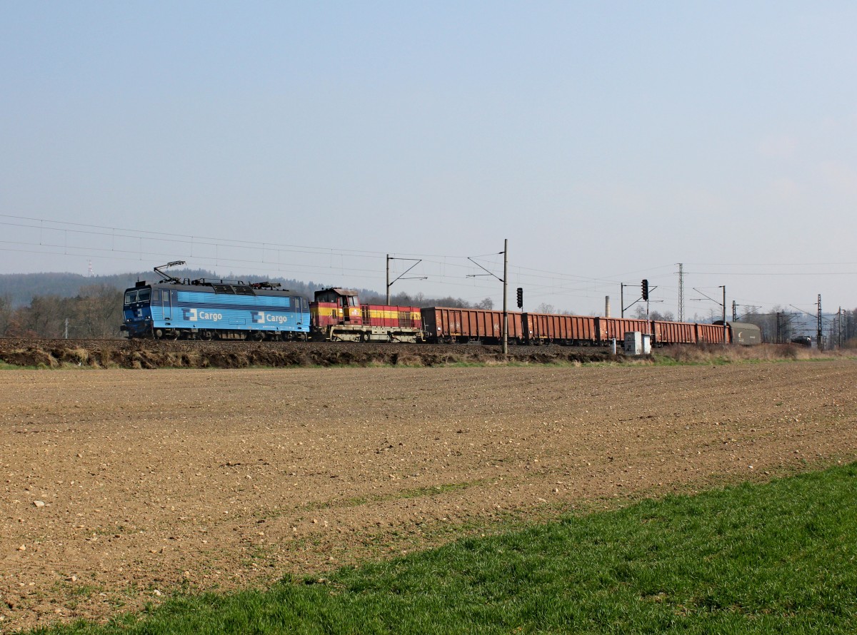 Die 363 522 und die 731 005 mit einem Güterzug am 29.03.2014 unterwegs bei Chotíkov.