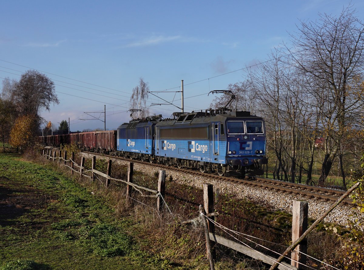 Die 363 525 und die 363 504 mit einem Güterzug am 23.11.2019 unterwegs bei Zvíkov.
