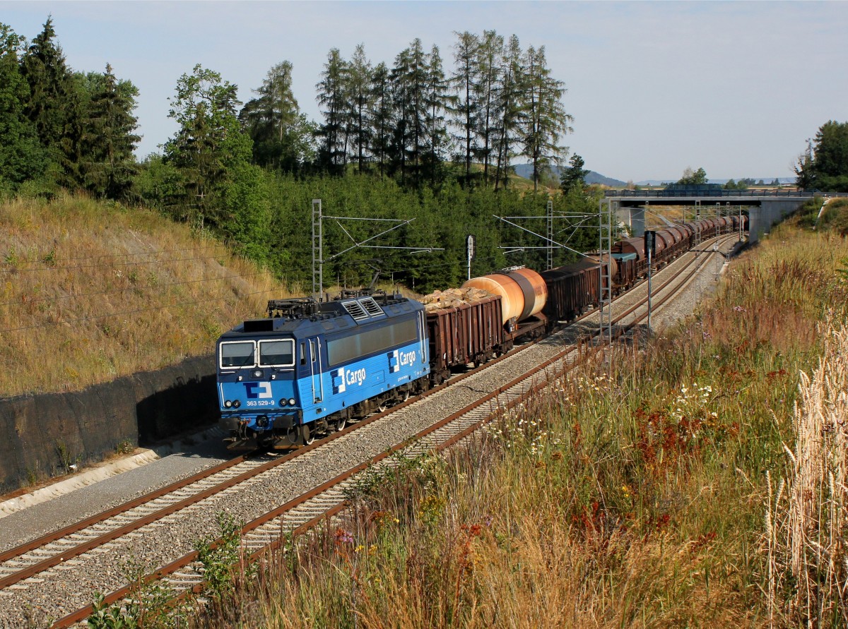 Die 363 529 mit einem Güterzug am 12.07.2015 unterwegs bei Opřetice.