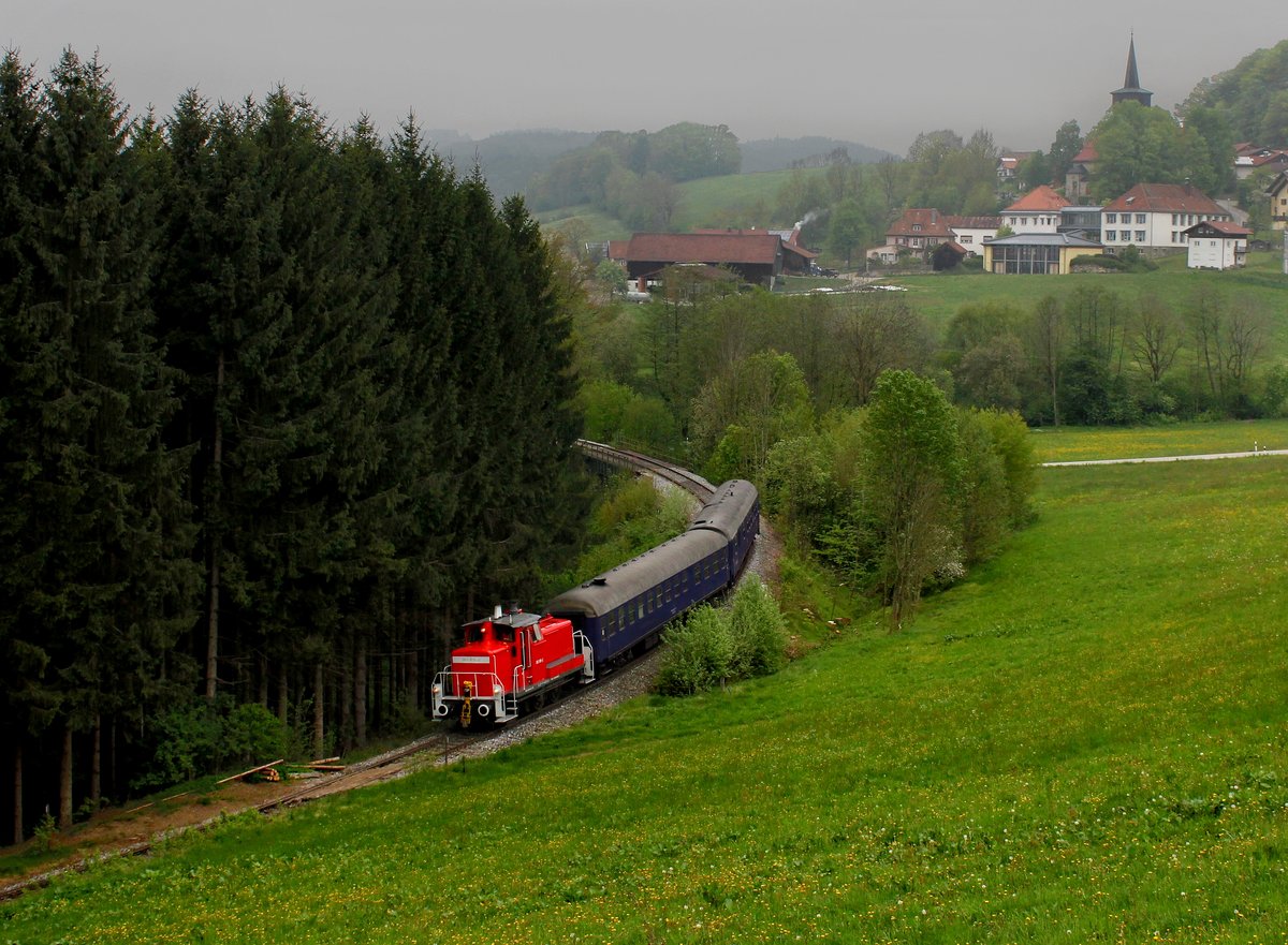 Die 363 815 mit einem Sonderzug nach Passau am 01.05.2014 unterwegs bei Karlsbach.
