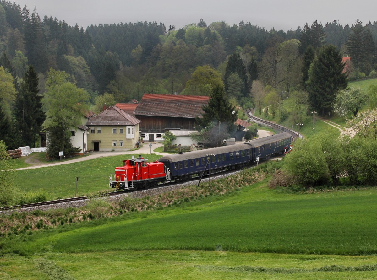 Die 363 815 mit einem Personenzug nach Passau am 01.05.2014 unterwegs bei Neuhausmühle.