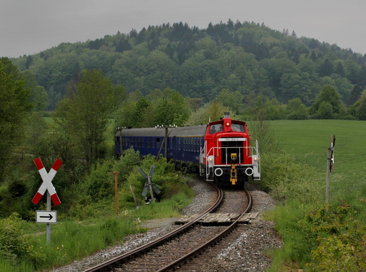 Die 363 815 mit einem Personenzug nach Freyung am 01.05.2014 unterwegs bei Waldkirchen.