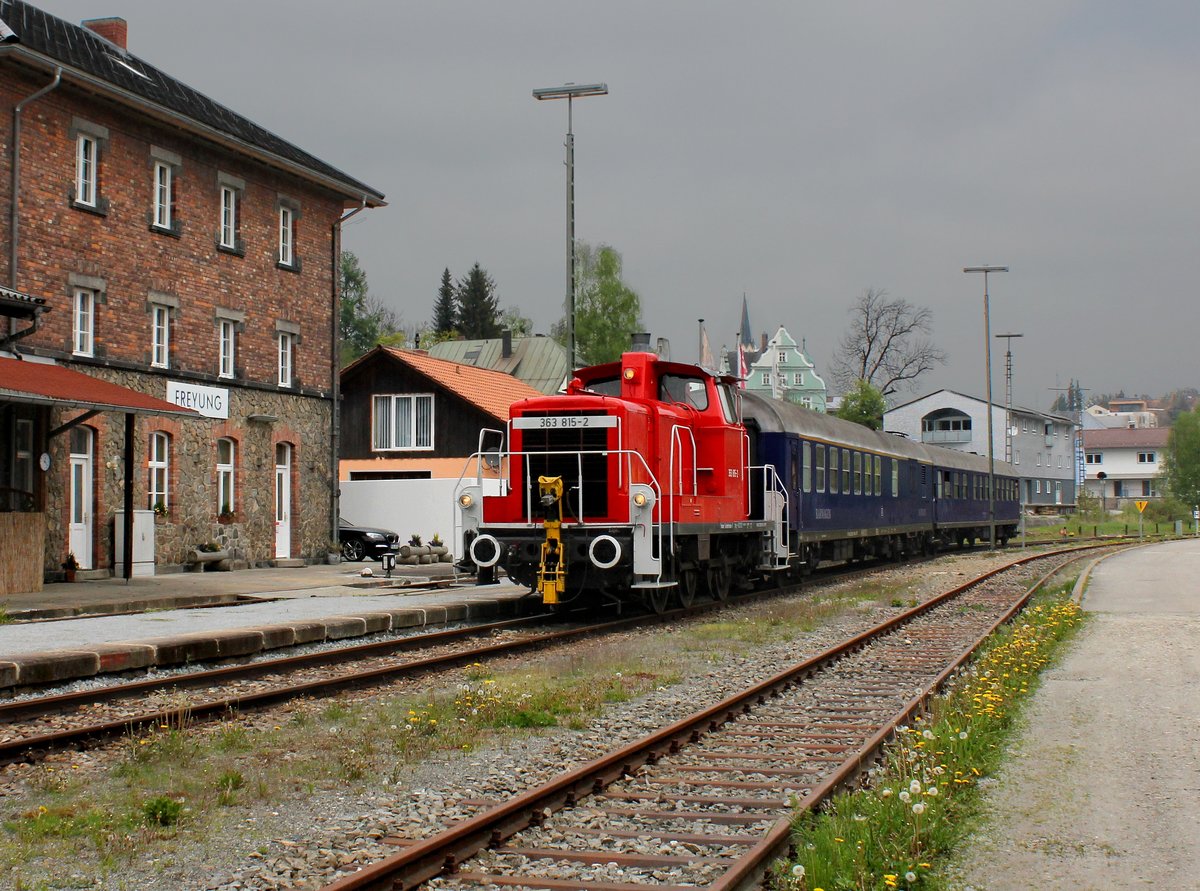 Die 363 815 mit einem Personenzug am 01.05.2014 bei der Einfahrt in Freyung.