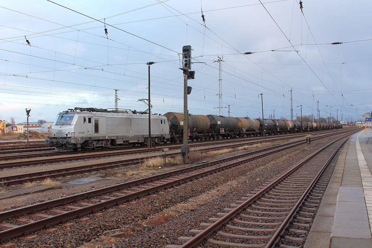 Die 37 030 wartet mit einem Kesselwagenzug am 11.01.2015 im Bahnhof Oranienburg.
Die Prima EL3U wurde 2006 an die Fret SNCF unter der Nummer 437030 ausgeliefert, zur Zeit ist sie an die CTL Logistics GmbH, Berlin vermietet.
