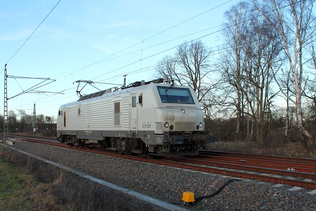 Die 37 527 fährt am 16.01.2015 solo durch Nassenheide.
Die Prima EL3U wurde 2009 bei ALSTOM unter der Fabriknummer CON 027 gefertigt und ist zur Zeit an Captrain vermietet.
