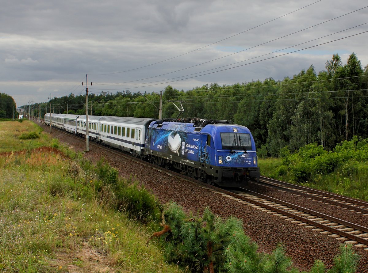 Die 370 010 mit einem EC am 21.07.2012 unterwegs bei Boczów.