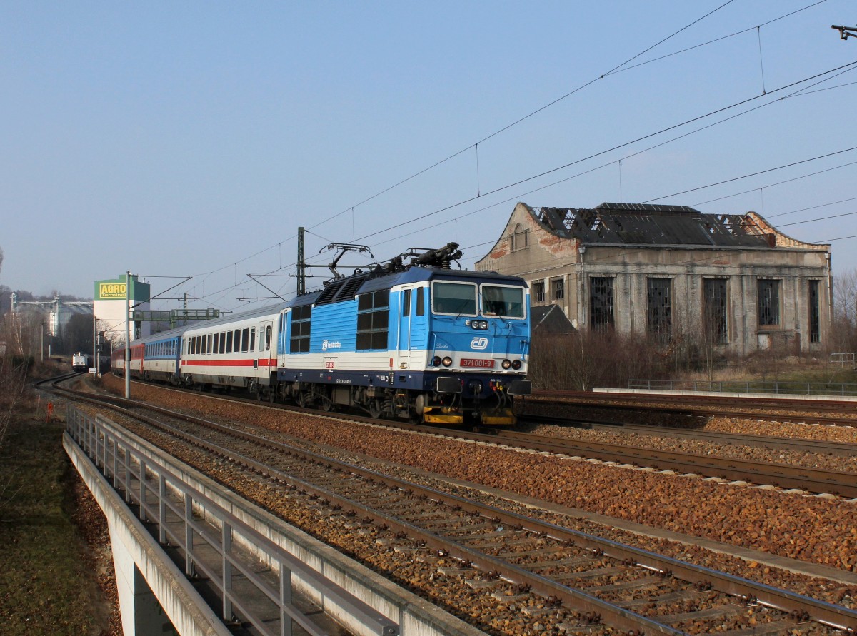 Die 371 001 mit einem EC am 14.02.2015 unterwegs bei Pirna.