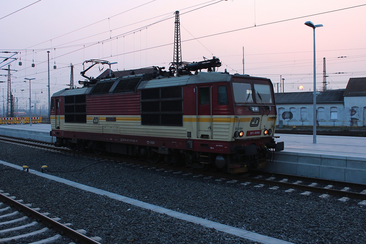 Die 371 015-9  Vaclav  übernimmt am 21.03.2015 den CNL 459 (Zürich HP - Praha hl.n.) in Leipzig Hbf und fährt ihn weiter nach Prag.