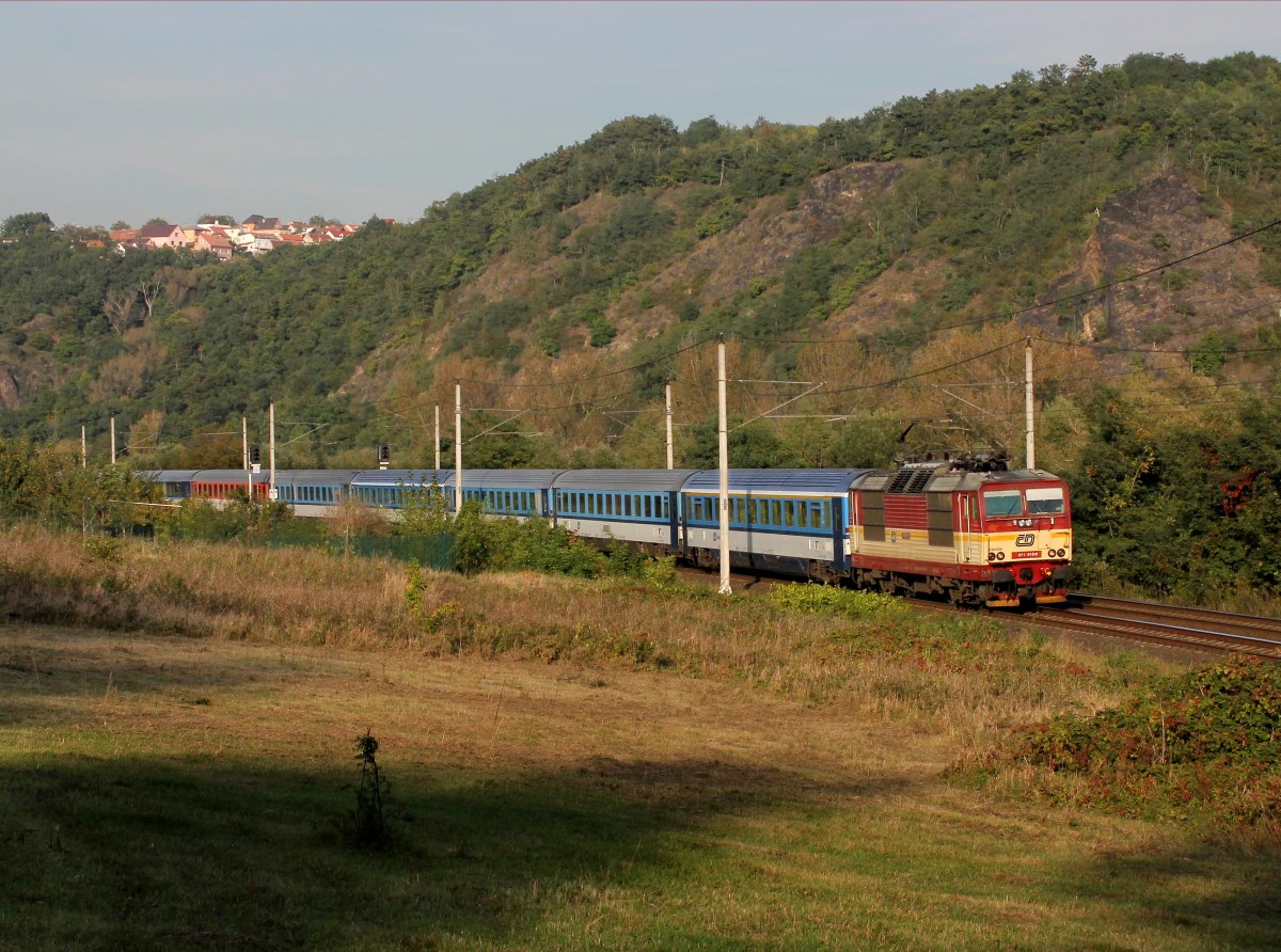 Die 371 015 mit einem EC am 29.09.2014 unterwegs bei Libčice nad Vltavou.