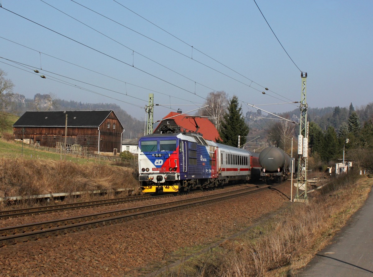 Die 371 201 mit einem EC am 16.02.2015 unterwegs bei Rathen.