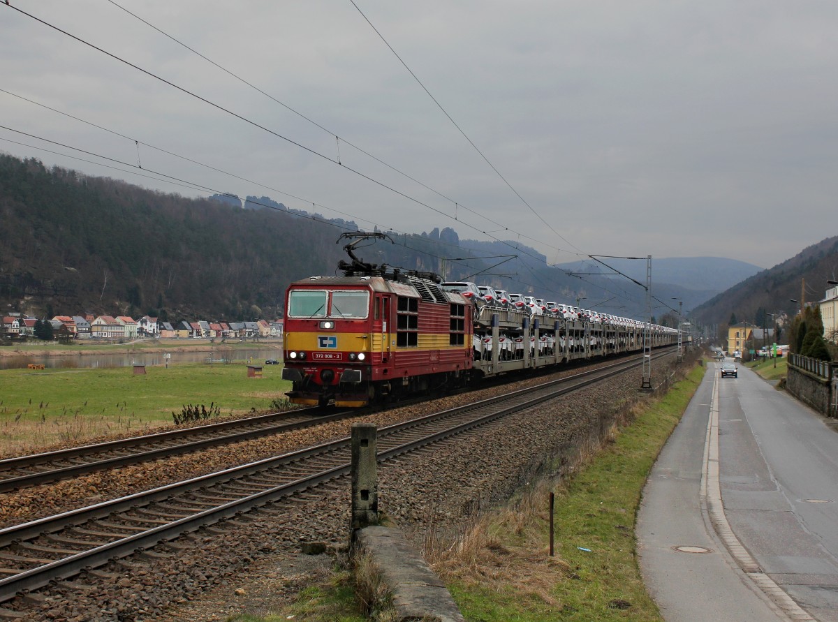 Die 372 008 mit einem Autozug am 15.02.2015 unterwegs bei Krippen.