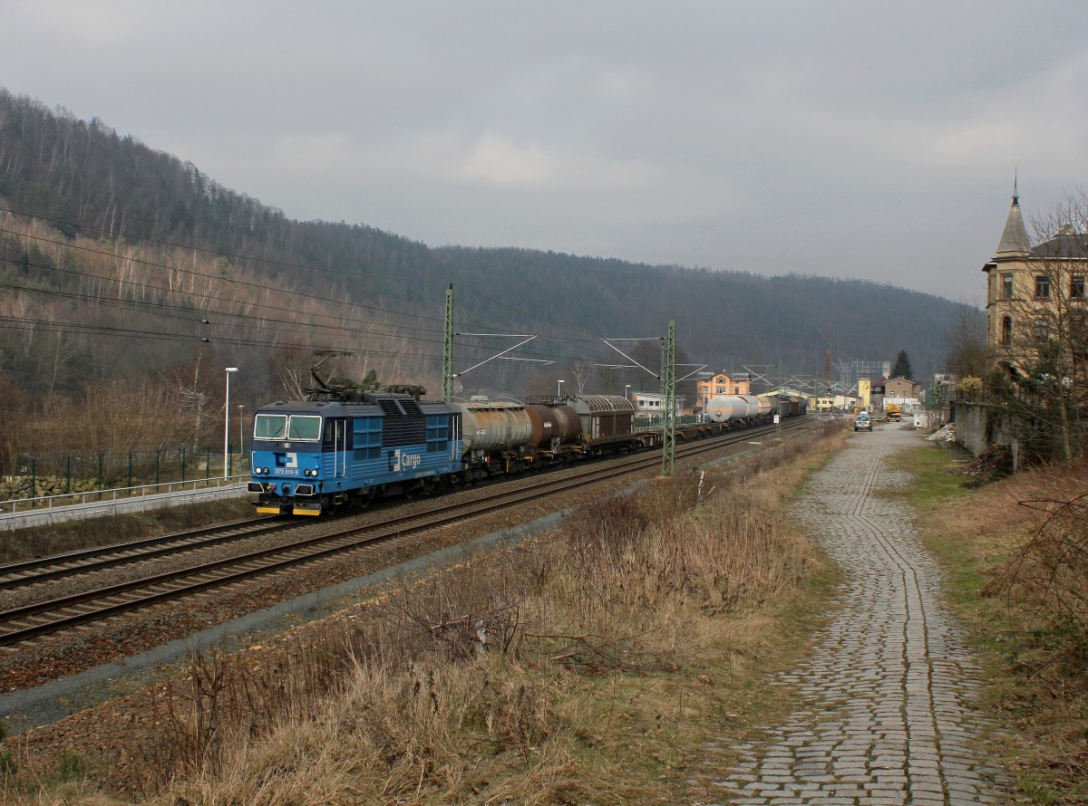 Die 372 010 mit einem Güterzug am 14.02.2015 unterwegs bei Königstein.