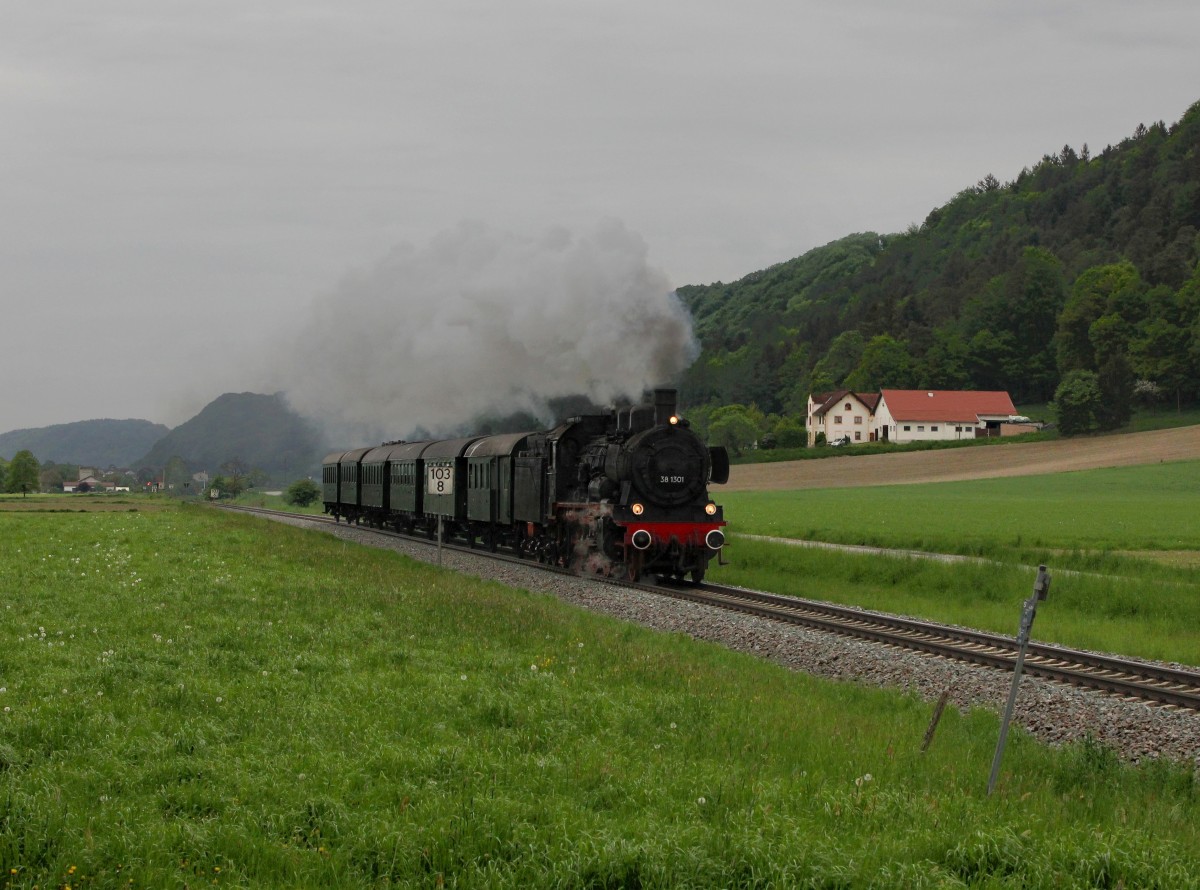 Die 38 1301 mit einem Sonderzug am 09.05.2015 unterwegs bei Marktl.