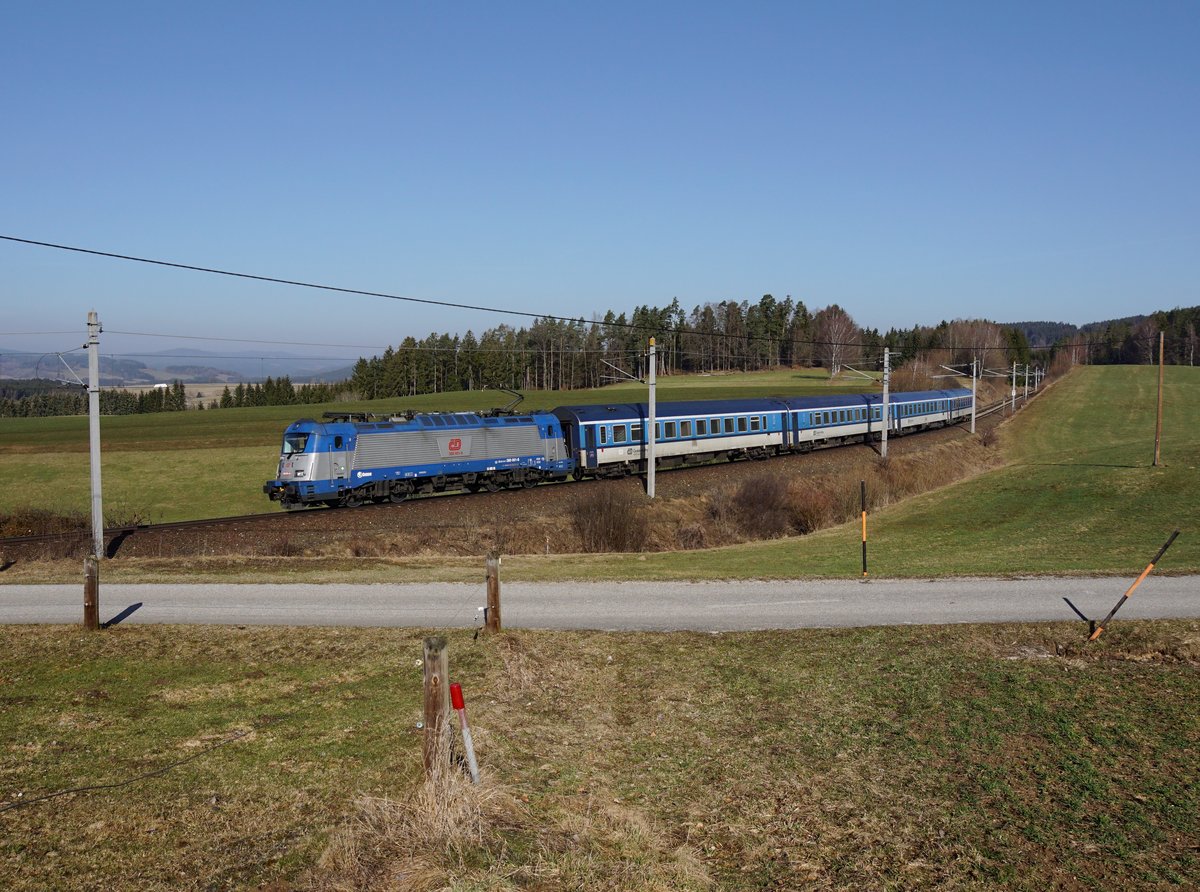 Die 380 001 mit einem R nach Linz am 23.03.2019 unterwegs bei Deutsch-Hörschlag.