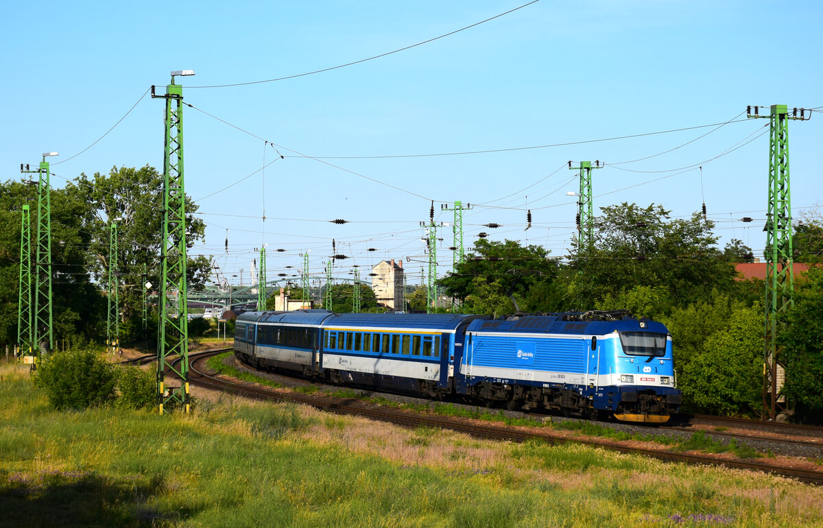 Die 380 002 mit dem 272er Eurocity (als 12272 - Umleitung auf der KBS 1) kurz nach Komárom in Richtung Prag.
15.06.2022.