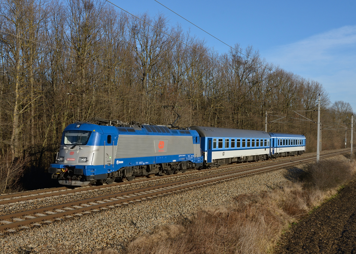 Die 380 010 war am Morgen des 13. Januar 2015 mit dem D 101  Moravia  von Bohumin nach Wien Hauptbahnhof unterwegs, fotografiert bei Dürnkrut.