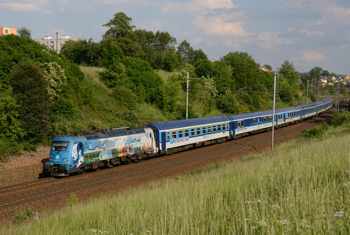 Die 380 011  Nostalgie  war am 26. Mai 2018 dem EC 276  Slovan  von Budapest-Keleti pu. nach Praha hl.n vorgespannt und wurde von mir in Česká Třebová fotografiert.