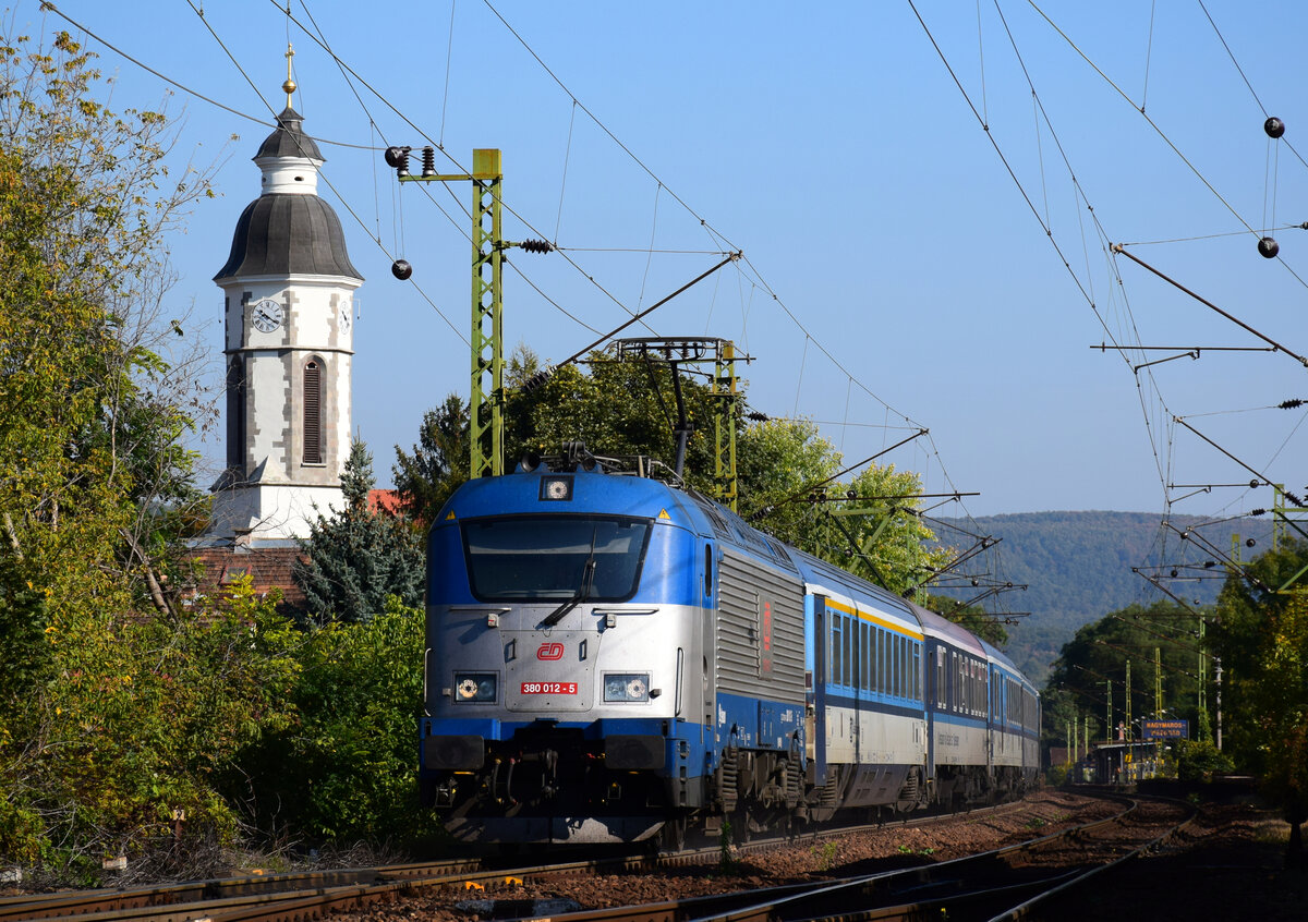 Die 380 012 mit dem EC 278 (Budapest Nyugati - Praha hl.n.) bei der Durchfahrt in Nagymaros.
02.10.2021.