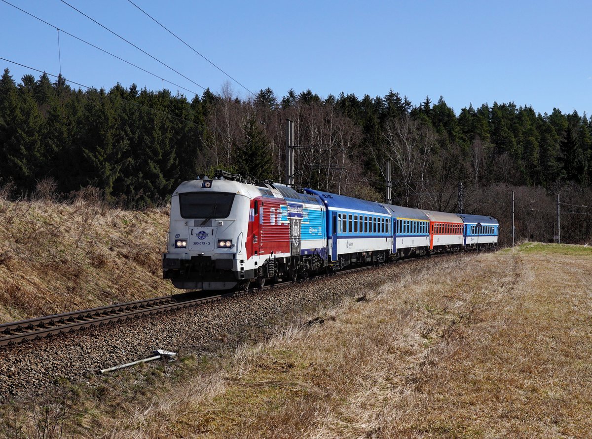 Die 380 013 rollt mit Schwung über die Grenze mit einem Ex nach Prag am 26.03.2017 bei Horní Dvořiště.