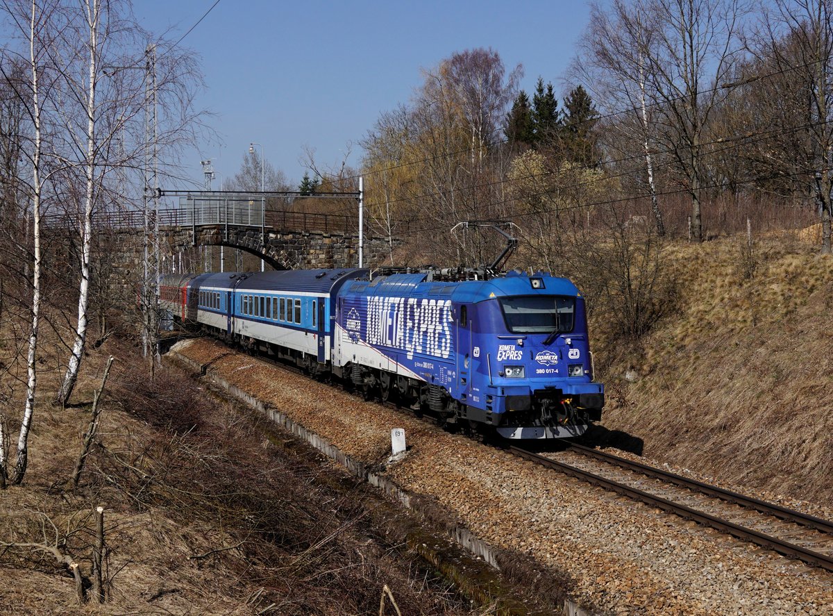 Die 380 017 mit einem R nach Linz am 23.03.2019 unterwegs bei Rybník