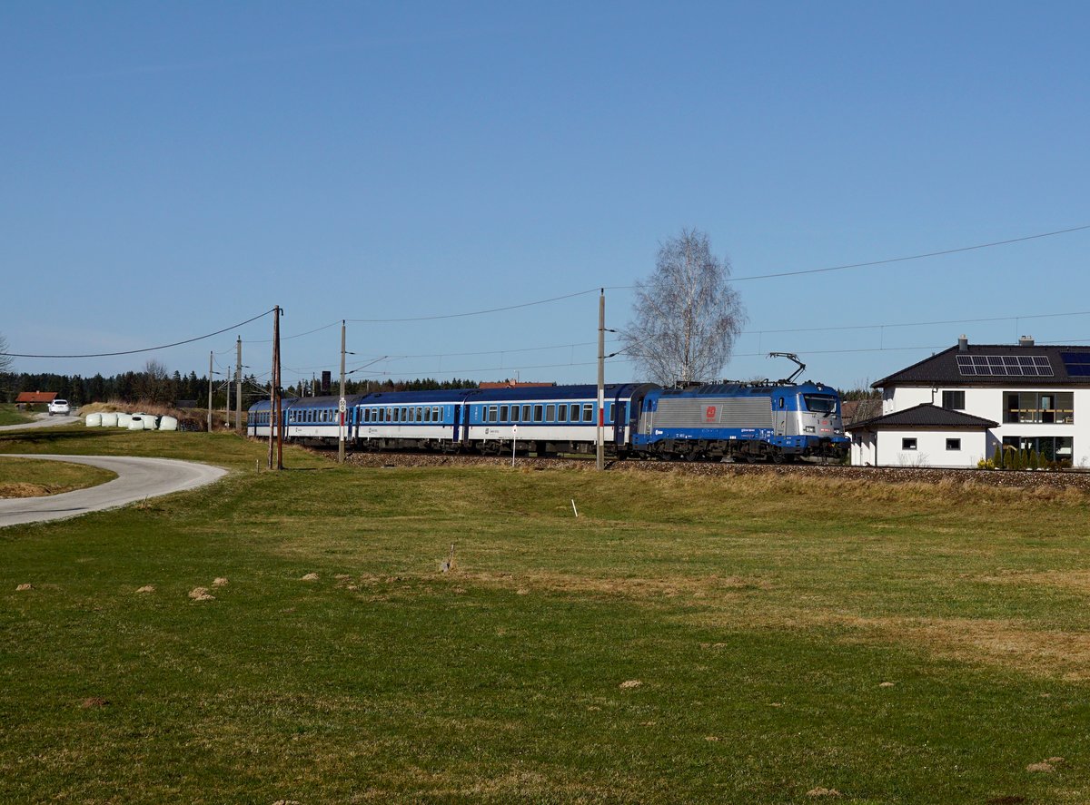Die 380 018 mit einem Ex nach Linz am 26.03.2017 unterwegs bei Summerau.