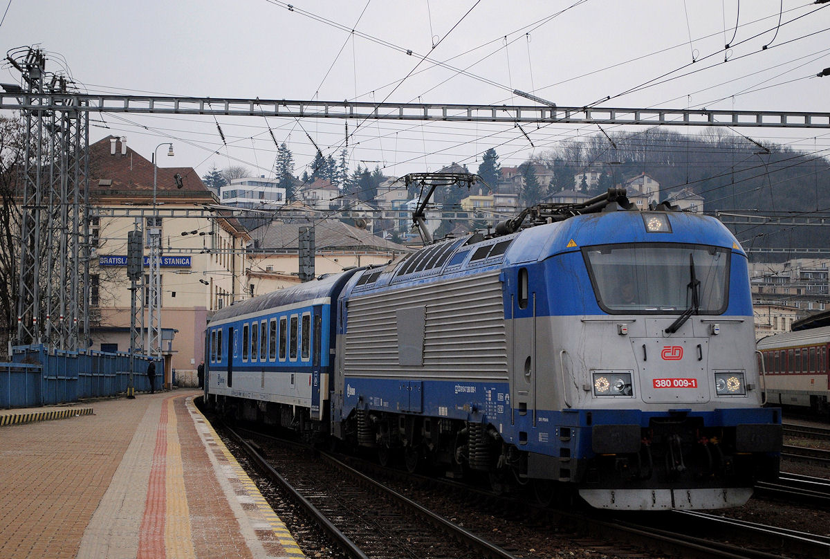 Die 380009 der CD verläßt mit einem Eurucity nach Budapest den Bhf. Bratislava hlavna stanica.  (28.02.2015)