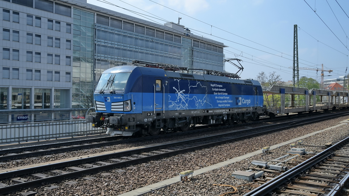 Die 383 005-6 zieht einen Güterzug, so gesehen Anfang April 2017 in der Nähe des Dresdener Hauptbahnhofes.