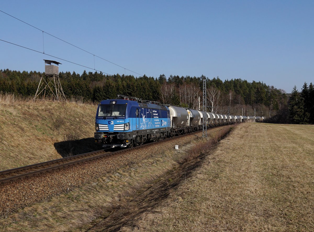 Die 383 007 mit einem Silozug am 23.03.2019 unterwegs bei Horní Dvořiště.
