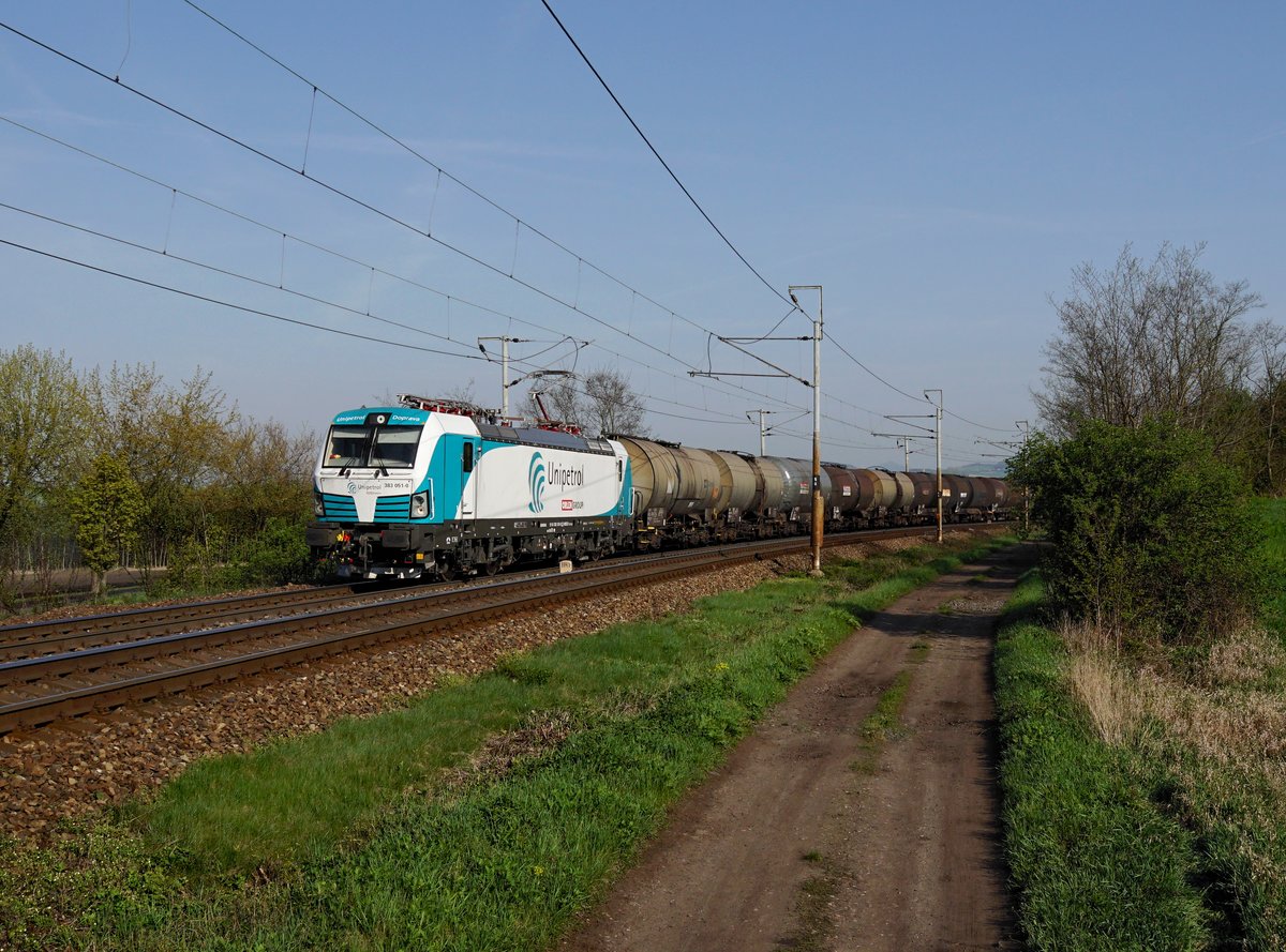 Die 383 051 mit einem Kesselzug am 21.04.2018 unterwegs bei Polepy.