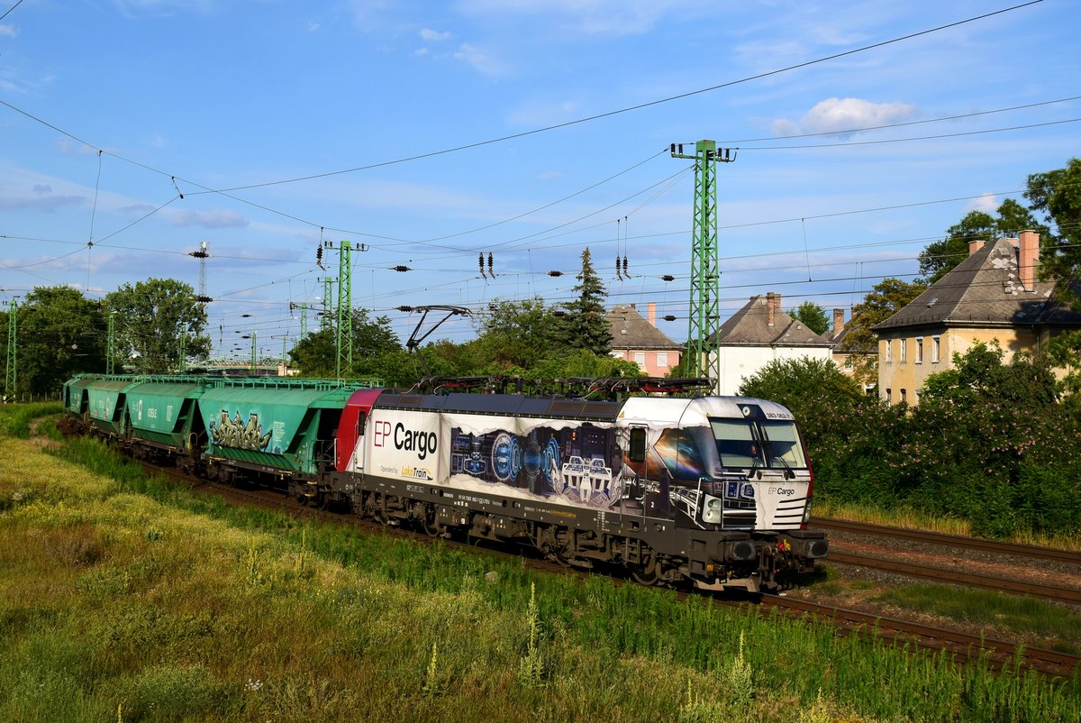Die 383 062 (EP Cargo) verlässt Komárom mit einem Getreidezug in Richtung Komárno (in der Slowakei).
Komárom, 14.07.2020.