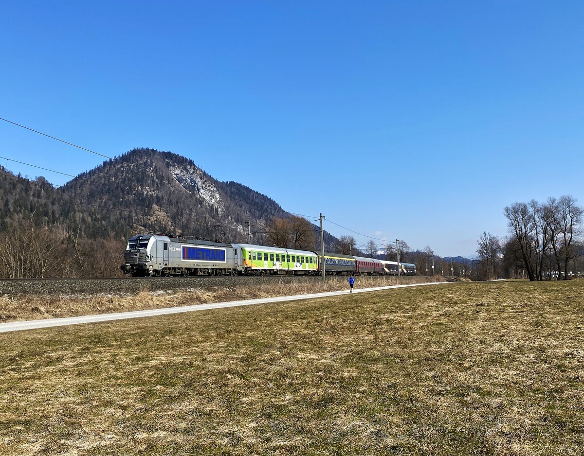 Die 383 410 von METRANS mit dem UEX 1307 nach St. Anton am Arlberg am 05.03.2022 bei Schaftenau.