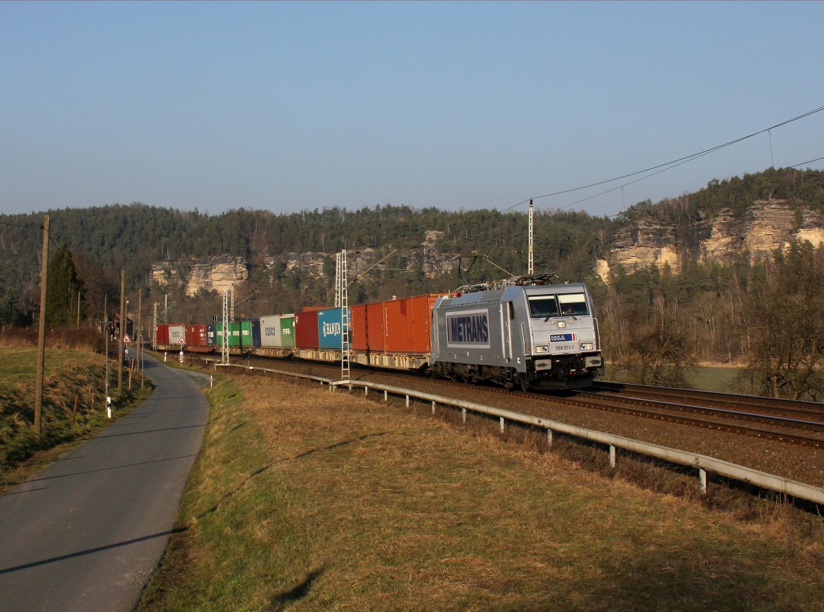 Die 386 011 mit einem Containerzug am 16.02.2015 unterwegs bei Rathen.