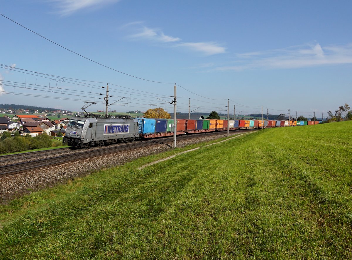 Die 386 013 mit einem Containerzug am 29.09.2017 unterwegs bei Pöndorf.