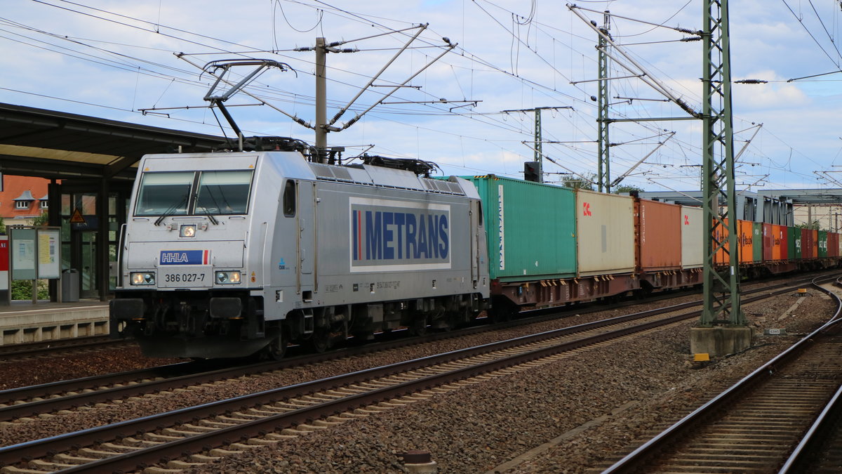 Die 386 027-7 von Metrans fährt durch Heidenau mit Containern im Anhang (01.07.2018)