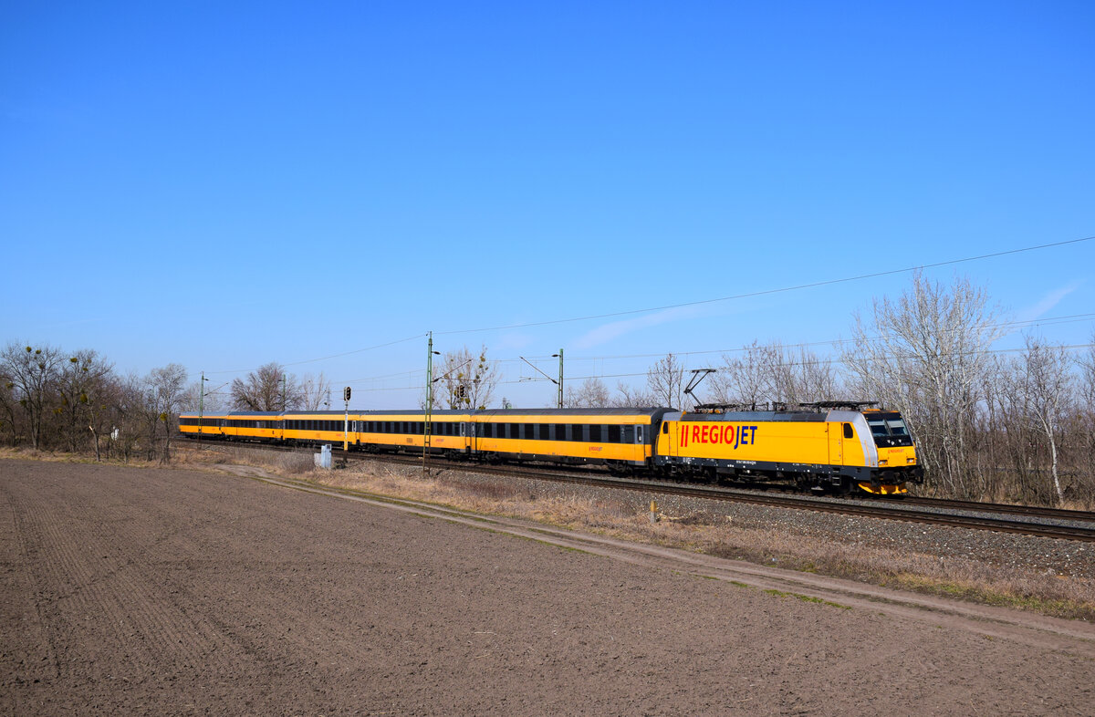 Die 386 202 mit dem Regiojet 1031 auf dem Weg von Praha nach Budapest kurz vor Tata.
12.03.2022. 