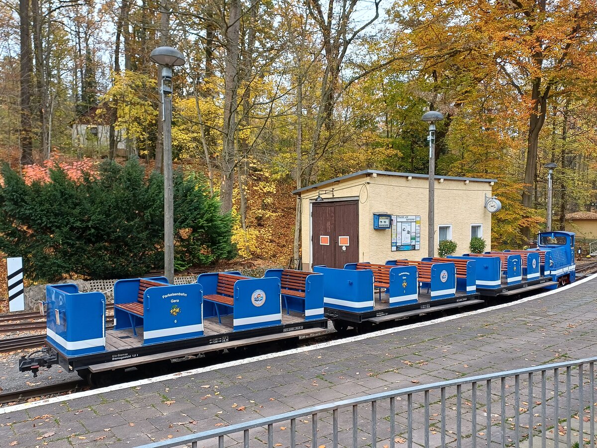 Die 399 312-8 der Parkeisenbahn Gera am 31.10.2025 mit einem Leerzug im Bf Wolfsgehege.