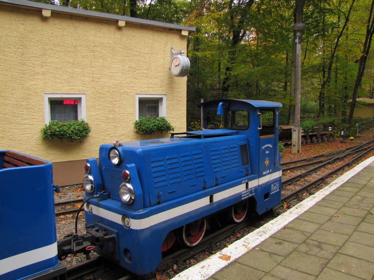 Die 399 312-8 der Parkeisenbahn Gera mit einem Zug zum Bahnhof Martinsgrund, am 22.10.2015 im Bahnhof Wolfsgehege.